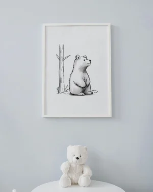 Maly wesoly siedzacy przy drzewie mis bear